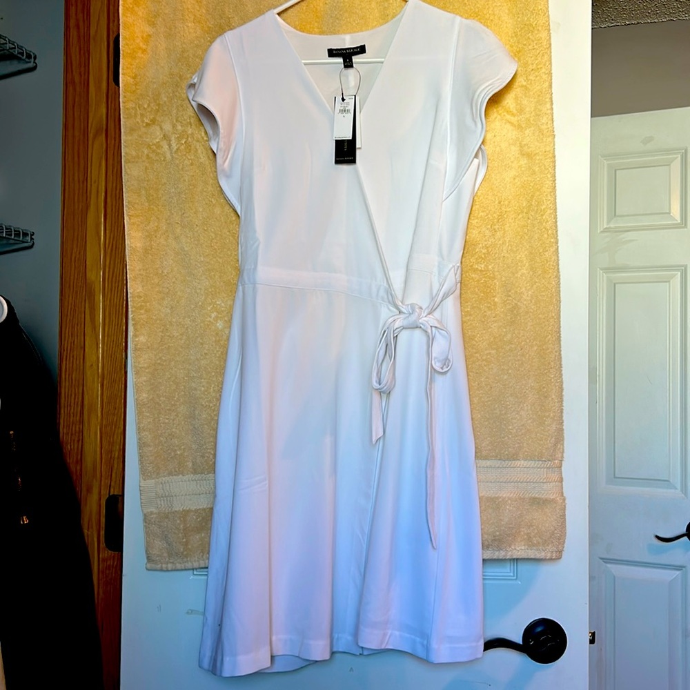 Brand New white Banana Republic dress. Size Medium